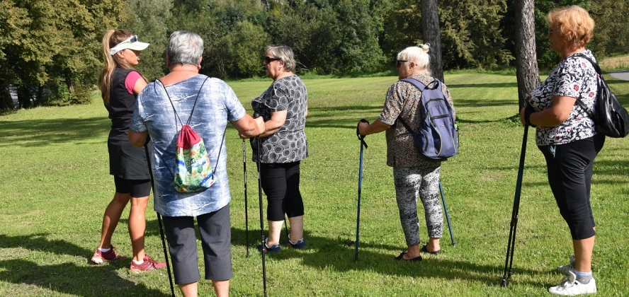 W klubie można skorzystać z wielu atrakcyjnych form spędzania czasu wolnego w tym m.in. z gimnastyki lub zajęć nordic walking.